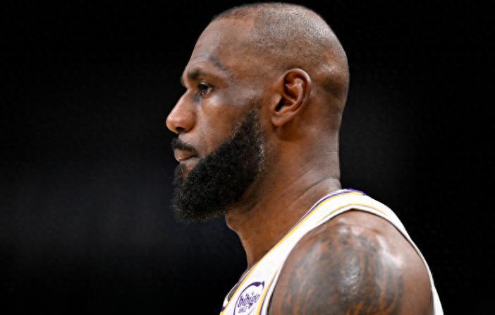 半岛体育官网-25-6！湖人吊打东部豪门，詹姆斯梦回巅峰，打服主场球迷