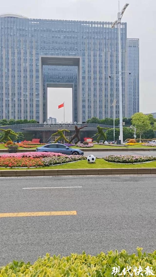 半岛体育官网-18小时长效保洁、网红“布布鸭”惊喜亮相，苏超南京主场“颜值”有保障